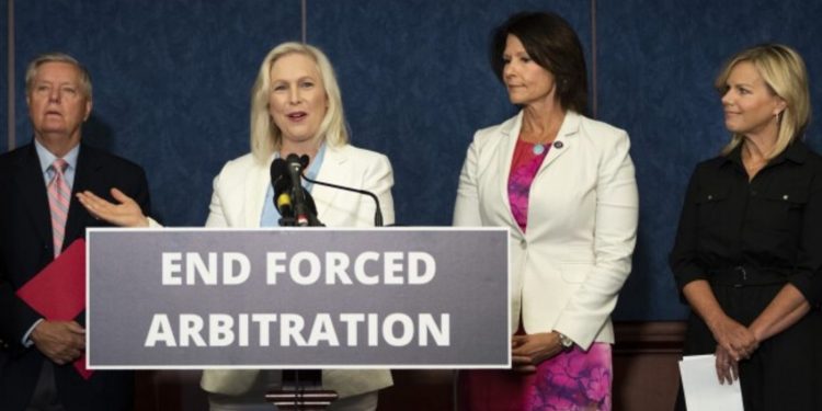 직장내 성추행 사건 ‘회사측 강제중재 금지법’ 상원통과