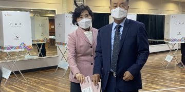 [사진] 재외선거에 참여한 안명수 총영사 내외