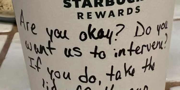 “도움필요하면 컵 뚜껑 여세요” 곤경처한 10대 도운 스타벅스 직원