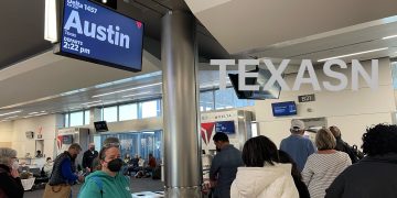 텍사스, 바이든 행정부 상대 소송제기 … “비행기 마스크의무화 중단하라”