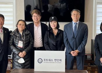 [사진] 달라스출장소 김명준 신임소장, 포트워스 재외투표소 격려방문