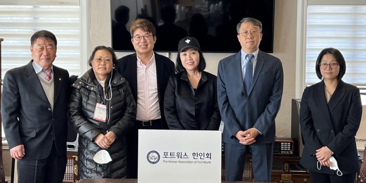 [사진] 달라스출장소 김명준 신임소장, 포트워스 재외투표소 격려방문