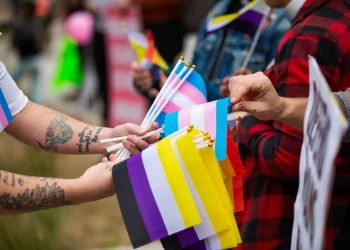 켄 펙스턴 “대법원, 트렌스젠더 청소년 부모 ‘아동학대’ 조사 승인해달라”