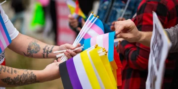 켄 펙스턴 “대법원, 트렌스젠더 청소년 부모 ‘아동학대’ 조사 승인해달라”