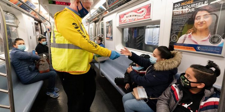 CDC, 비행기 포함 대중교통 마스크의무화 완화 예고