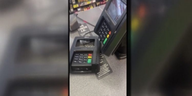 맥키니 세븐일레븐 편의점, 카드복제기 달린 단말기 쓰다 ‘덜미’
