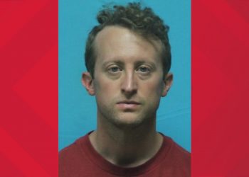 중학교 밴드 지도교사의 ‘바바리맨’ 행각 … “무려 7년 동안”