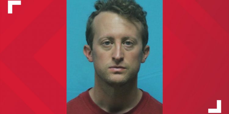 중학교 밴드 지도교사의 ‘바바리맨’ 행각 … “무려 7년 동안”