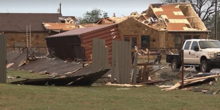 중부 텍사스 토네이도 피해상황 … “건물 60여채 파손, 23명 부상”