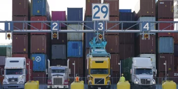 월마트, 트럭운전사 직접 양성한다 … “연봉 최대 11만 달러”