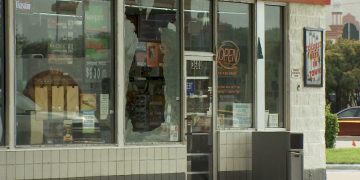 플레이노 편의점에서 비번경찰과 일반인 총격전 … “부상자는 없어”