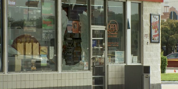 플레이노 편의점에서 비번경찰과 일반인 총격전 … “부상자는 없어”