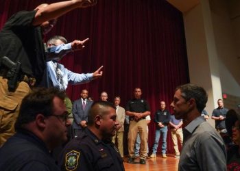 유벨디 초등학교 총기난사, 경찰 초기대응 없었다