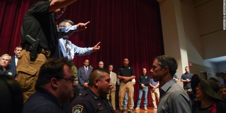 유벨디 초등학교 총기난사, 경찰 초기대응 없었다