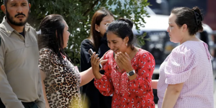 [3보] 텍사스 초등학교 총기난사 사망자 급증 … “경찰 오락가락 발표”