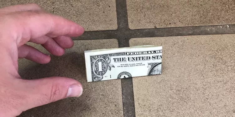 “접혀진 1달러 절대 줍지 마세요” … ‘메스암페타민과 펜타닐 검출’