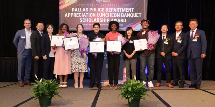 [달라스 한인상공회] 14년을 이어 온 달라스 경찰국 자녀 장학금 수여
