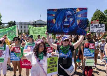 강간 후 임신한 10살 소녀에게 출산하라?