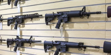 미국 총기업계, AR-15 소총팔아 17억 달러 이상 벌어