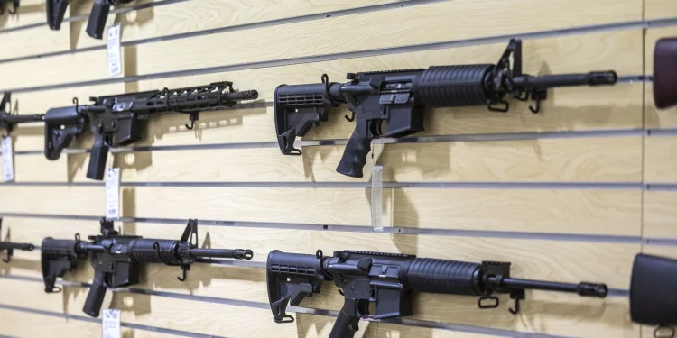 미국 총기업계, AR-15 소총팔아 17억 달러 이상 벌어