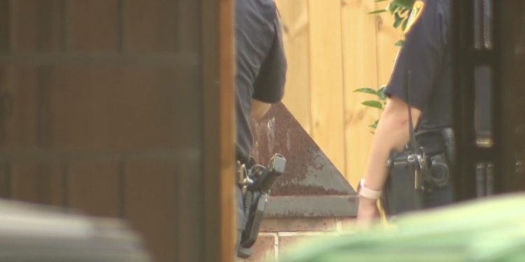 휴스턴 가정집 뒷마당 바베큐 화덕에서 불 탄 유골발견