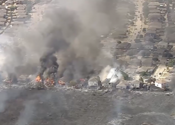 잔디깎기에서 튄 불꽃하나가 주택 26채 태워