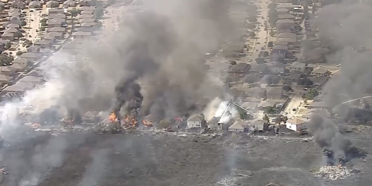 잔디깎기에서 튄 불꽃하나가 주택 26채 태워