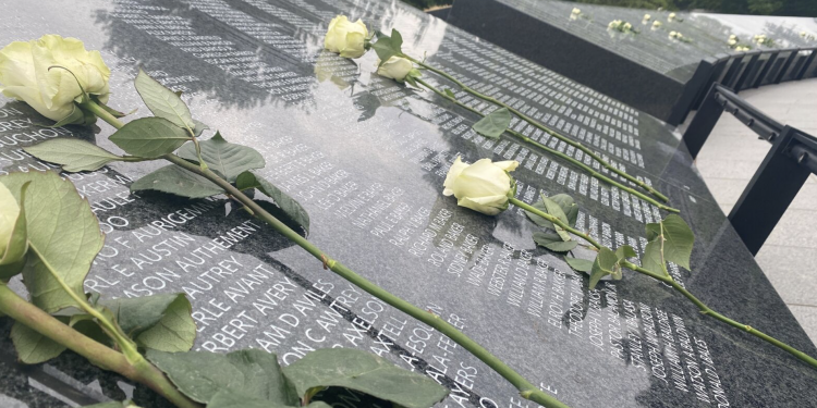 한국전쟁 전사자 추모의 벽 준공 … “미군·카투사 전사자 4만여명 이름 새겨”