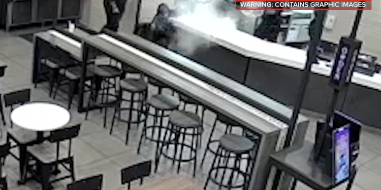 뜨거운 물 부은 타코벨 매장직원, 총기소지한 채 피해자 뒤따라가