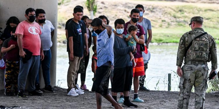 그레그 에봇 텍사스 주지사, 주방위군에 불법이민자 체포 및 추방권한 부여