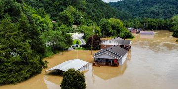 켄터키주 역대급 폭우와 홍수에 사망자 16명으로 늘어