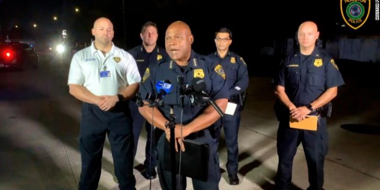 임대주택 퇴거명령에 격분해 불지르고 총기난사 … “용의자 현장 사망”