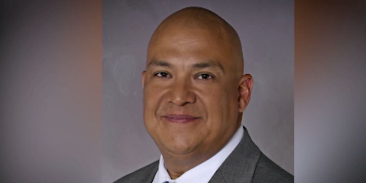 유벨디 교육구 이사회, 피트 에러단도 경찰서장 해고