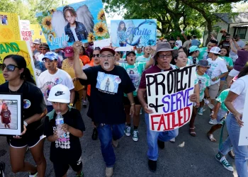 유벨디 총기난사 유가족 “텍사스 총기구매 연령 높여야 “