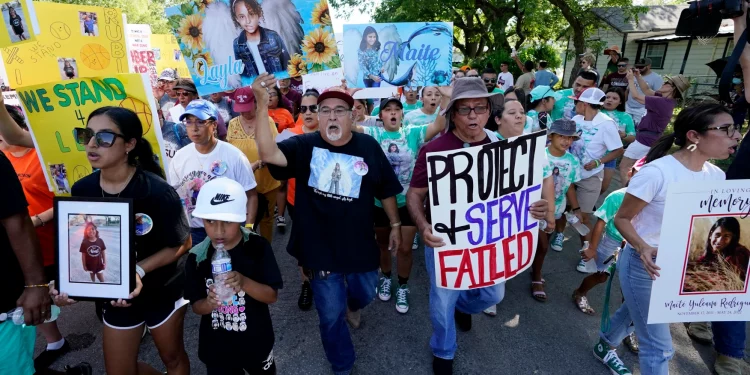 유벨디 총기난사 유가족 “텍사스 총기구매 연령 높여야 “