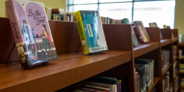 “텍사스 공립학교 도서관에서 젠더, 낙태, 인종 관련 도서 다 빼라”