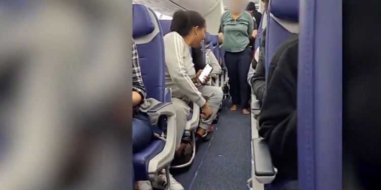 3만 7,000피트 상공에서 비행기 문 열려던 여성 체포 … “예수님이 말했다”