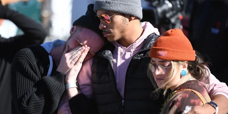 콜로라도 성소수자 클럽에서 총기난사… 5명 사망·25명 부상