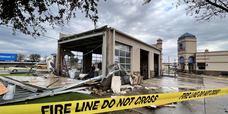 13일(화) 북텍사스에 발생한 토네이도, 확인된 것만 5개 … 부상자 7명