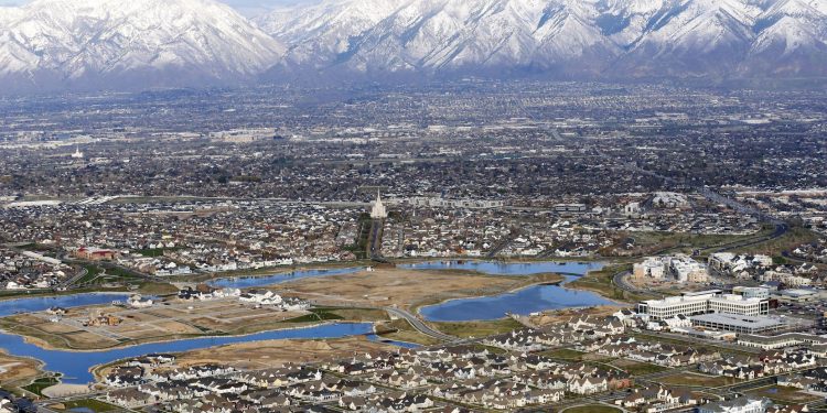 미국 인구 120만명 증가, 총 3억 3,320만명 … “대부분 국제이민자”