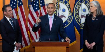 의회역사상 첫 흑인 원내대표 … 민주당 하원의장에 하킴 제프리스 선출