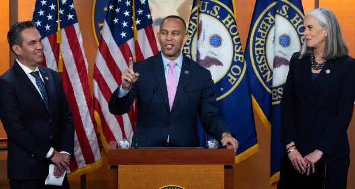 의회역사상 첫 흑인 원내대표 … 민주당 하원의장에 하킴 제프리스 선출