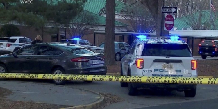 초등학교 1학년생이 수업중 교사에게 총격 …”엄마 총을 가방에 담아 등교”