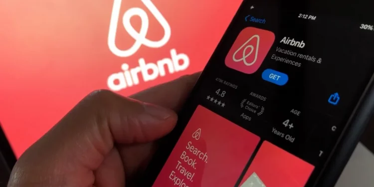 “게이커플? 우리 숙소에 머물수 없다”