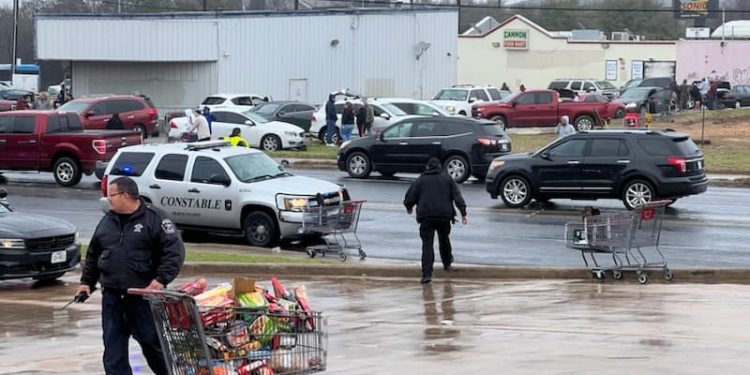 “먹으면 안된다” 경찰 만류에도 몰려든 사람들