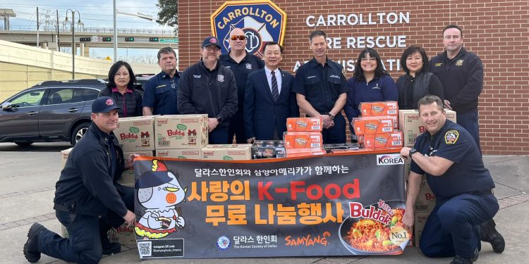 [사진] 달라스 한인회, 캐롤튼 소방국에 K-푸드 전달