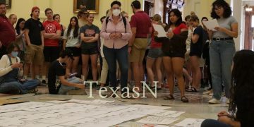 UT 학생들, 텍사스 주청사 안에서 시위 …”대학교육의 자유 보장하라”