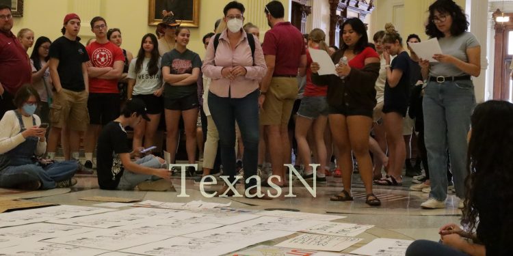 UT 학생들, 텍사스 주청사 안에서 시위 …”대학교육의 자유 보장하라”