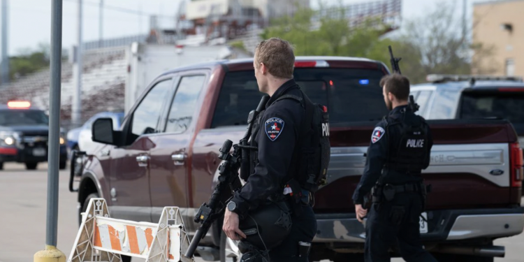 북텍사스 알링턴 라마고등학교에서 등교시간에 총격