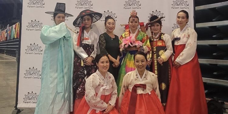 평범한 엄마들의 평범하지 않았던 부채춤과 전통의상 패션쇼